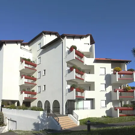 With Balcony אנגלה